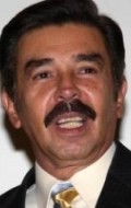 Full Jorge Ortiz de Pinedo filmography who acted in the TV series Dos hogares.