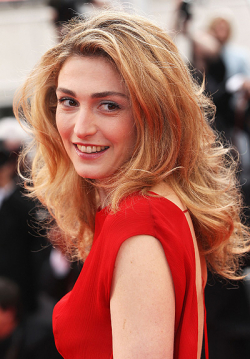 Full Julie Gayet filmography who acted in the TV series Elles et moi.