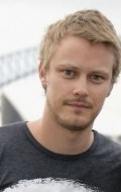 Full Michael Dorman filmography who acted in the TV series Wonderland.
