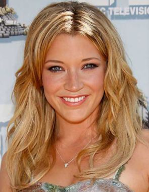 Full Sarah Roemer filmography who acted in the TV series Chosen.